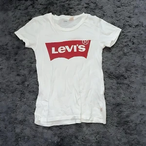 Levis T-shirt - Vit t-shirt från Levis, stl XXS🥰