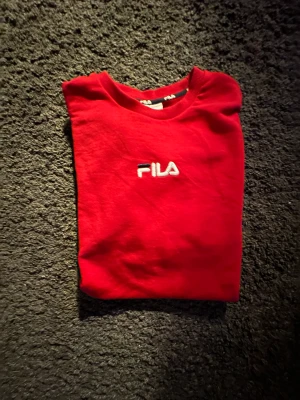 Fila tröja - Säljer en snygg Fila tröja då den inte passar och jag inte har möjlighet att lämna tillbaka den eftersom den köptes i Danmark.