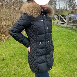 Rock and blue jacka - Jackan är i jättefint skick, hel och inga fläckar. pälsen är fortfarande jättefin (äkta päls) Köpt för ca 3 år sedan, säljer då jag växt ur den. Den är varm och skön, Normal i storlek. Köpt för 3999.