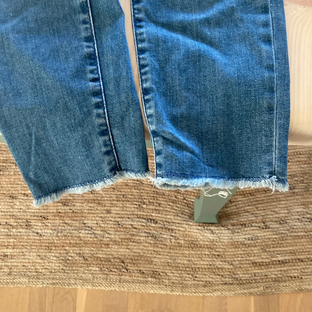 Säljer nu mina Hugo boss jeans pga av de är för små för mig. Dem är i storlek 29/34 och sitter som slim fit, avklippta vid slutet av benen men kan fixas genom att sy, sköna  dem är i bra skick förutom några ”plast” lappar i byxorna har lossnat lite.. Jeans & Byxor.