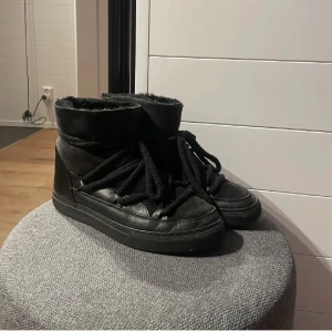 Inuikii skor  - Säljer dessa super fina Inuikii skor, de är äkta och i fint skick! Skorna är i storlek 39 och har inga defekter. Säljer då de tyvärr inte passar mig. 🥰