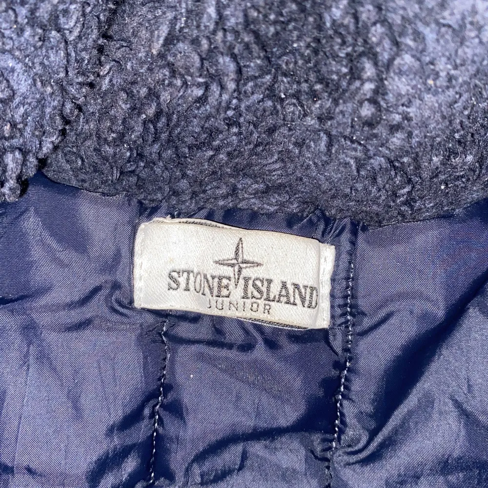 En stone island jacka som kostar runt 5-7 tusen nypris! Säljer pga börjar bli för liten!. Jackor.