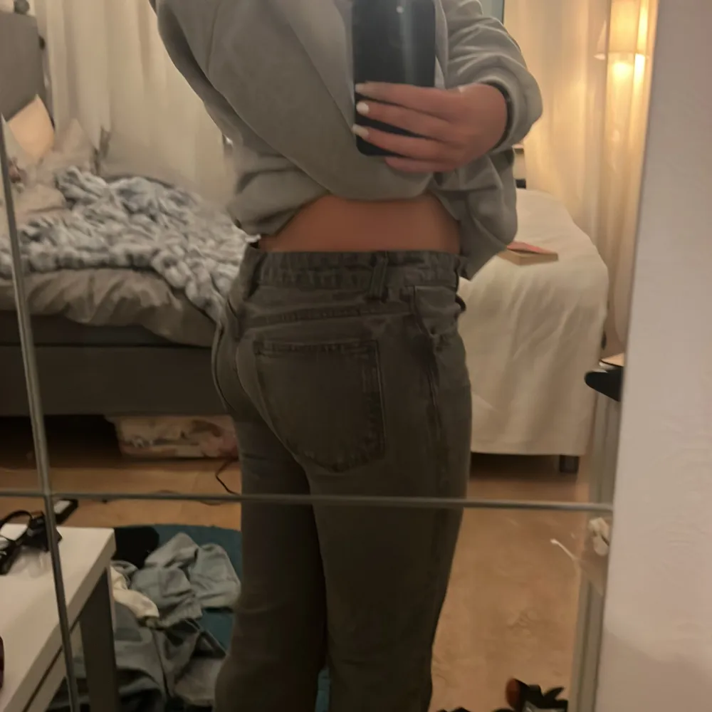 Snygga gråa raka jeans från zara, säljer då de är för små för mig därav inte knäpp knappen på andra bilden. De är lågmidjade! . Jeans & Byxor.