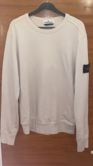 Stine Island tröja  - Stone island tröja  Väldigt bra skick. Köpt i new york.  Nypris då : 2500kr   