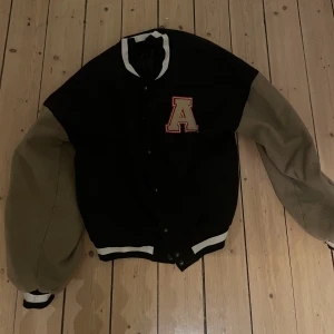 Snygg jacka! - Passar allt från en XS-M beroende på hur man vill att den ska sitta! Super fin och som ny. Från boohoo.