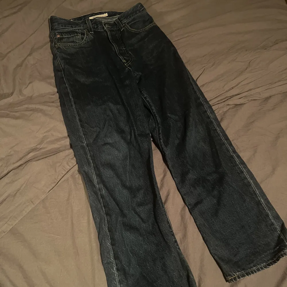 Levis straight leg jeans som endast är andvända ett fåtal gånger. Skicket är 10 utav 10. Passar perfekt till dig som är runt 160 cm lång. Nypris ligger runt 1300.. Jeans & Byxor.