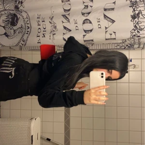 Juicy set 🤍 - Äkta juicy, inga defekter och helt i nyskick. Diamanterna är på och man köper båda dvs hela mjukissetet. Skriv för fler funderingar eller frågor 🤍