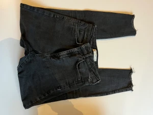 Svarta skinny jeans  - Dessa jeans är nästan oanvända. De är tyvärr för små för mig. Modellen är skinny jeans, high waist. I storlek 36.