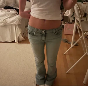 Ljusblåa jeans - Supersnygga jeans köpta här på plick!💗 Säljer då de inte sitter som önskat.. Pris kan disskuteras vid snabb affär! 