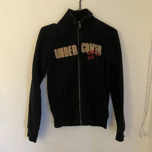 Kofta  - Dragkedjan är sönder så den går inte att öppna helt längst ner derv de billiga priset 