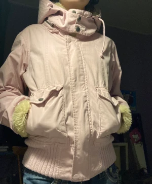 Rosa vinter/höst jacka💗 - Säljer min ljusrosa jacka från Madonna pga att den inte är min stil längre😭 Den är i bra skick och har många fickor både på insidan och utsidan, man kan även ta bort luvan om man inte gillar den looken💗