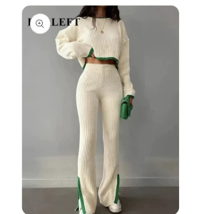 Snyggt sett - Säljer detta snygga sett. Den satt inte som jag hade önskat därav säljer jag den. Jag är 1,60 och har en kort överdel så den satt lite längre än vad jag önskat. Men perfekt för vintern bara inte riktigt min stil. Endast testad! Storlek S