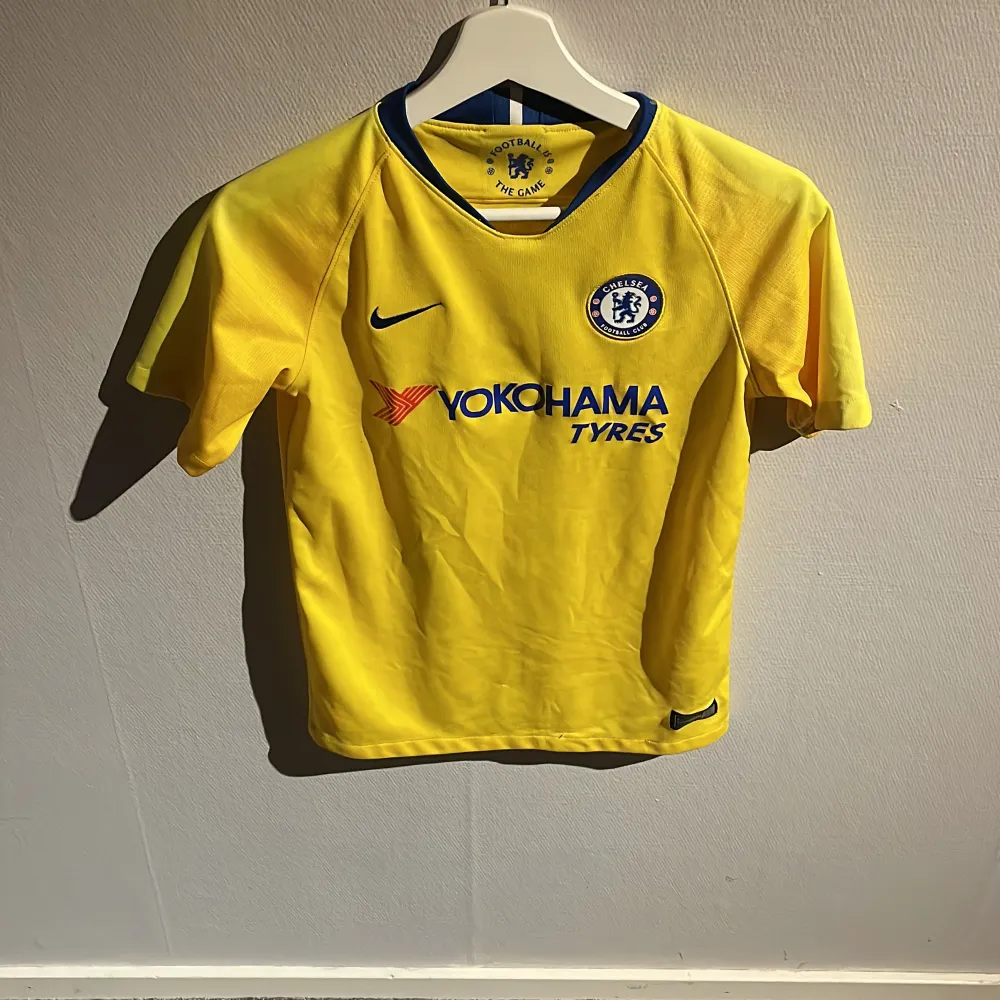 Köpt på Chelseas officiella shop. Knappast använd. T-shirts.