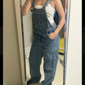 Lee Vintage Hängselbyxor - Köpta på 80-talet, bra skick. Står ingen stl på dem, men skulle gissa S/liten M (Gratis frakt 19 nov)