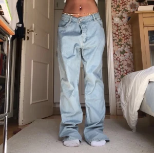 Baggy jeans  - Snygga Baggy jeans med detaljer på fickorna köpta på plick(lånade bilder). 💖💖