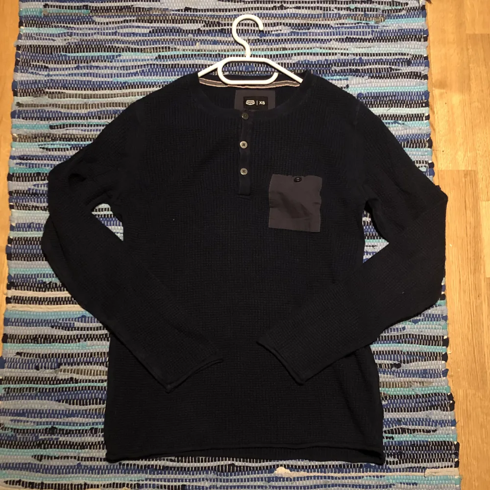 Snygg stickad tröja från Crocker som är i bra skick! Tröjan har lite farfarströja stuk och passar XS-S🫶🏻hör gärna av er vid intresse!. Stickat.