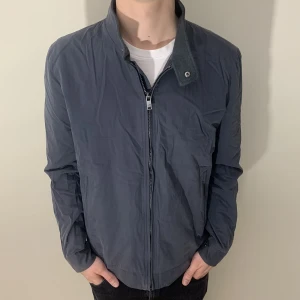 Jacka - Zaki - Snygg jacka från Zaki Sweden i grymt skick, inga defekter. Storlek 50 vilket motsvarar S/M. Modellen är 180 cm. Säljer för endast 99kr(utrensning). Skriv vid minsta fundering!📩