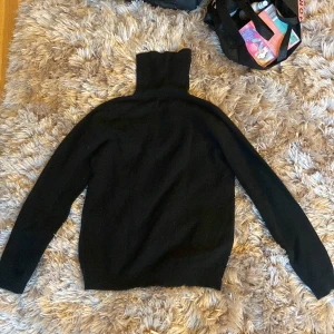 Kashmir tröja  - Fin 100% Kashmir svart tröja i ny skick, med hög krage säljs pågrund av att den ej används, skriv till mig ifall du vill ha fler bilder💕
