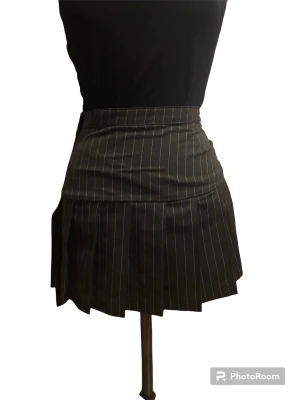 Randig kjol - Fin randig kjol som inte längre kommer till användning. Om intresserad fråga gärna om fler bilder. Storlek 9-10 år men passar mig som är s