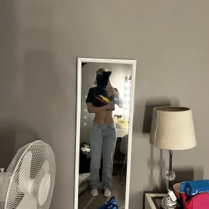 Lågmidjade jeans - Låga straight jeans från Gina i stolek 34