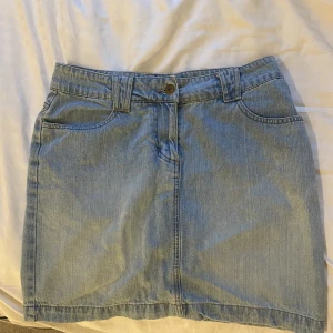 Jeanskjol  - Super fin jeanskjol som tyvärr är för liten för mig. Storlek 38 men väldigt liten i storlek💞