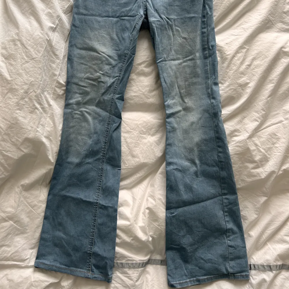 Bootcut jeans i ålder 13-14 från Lindex. Är lite urtvättade men är fortfarande fina och användbara. 💘🩵💘. Farkut & Housut.