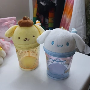 cinnamoroll sak - cinnamoroll som kan användas som nyckelring, pennställ, annan förvaring eller vad du vill <33 i nyskick!! säljer även samma med pompompurin-motiv :3 finns på min profil och du får rea om du köper båda^^🩷  frakt 30kr