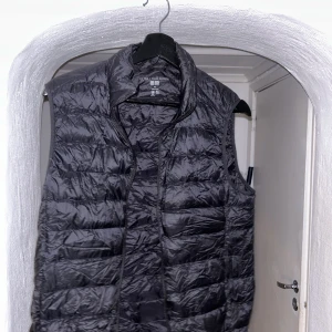 Uniqlo väst - Tunn helfärgad väst 