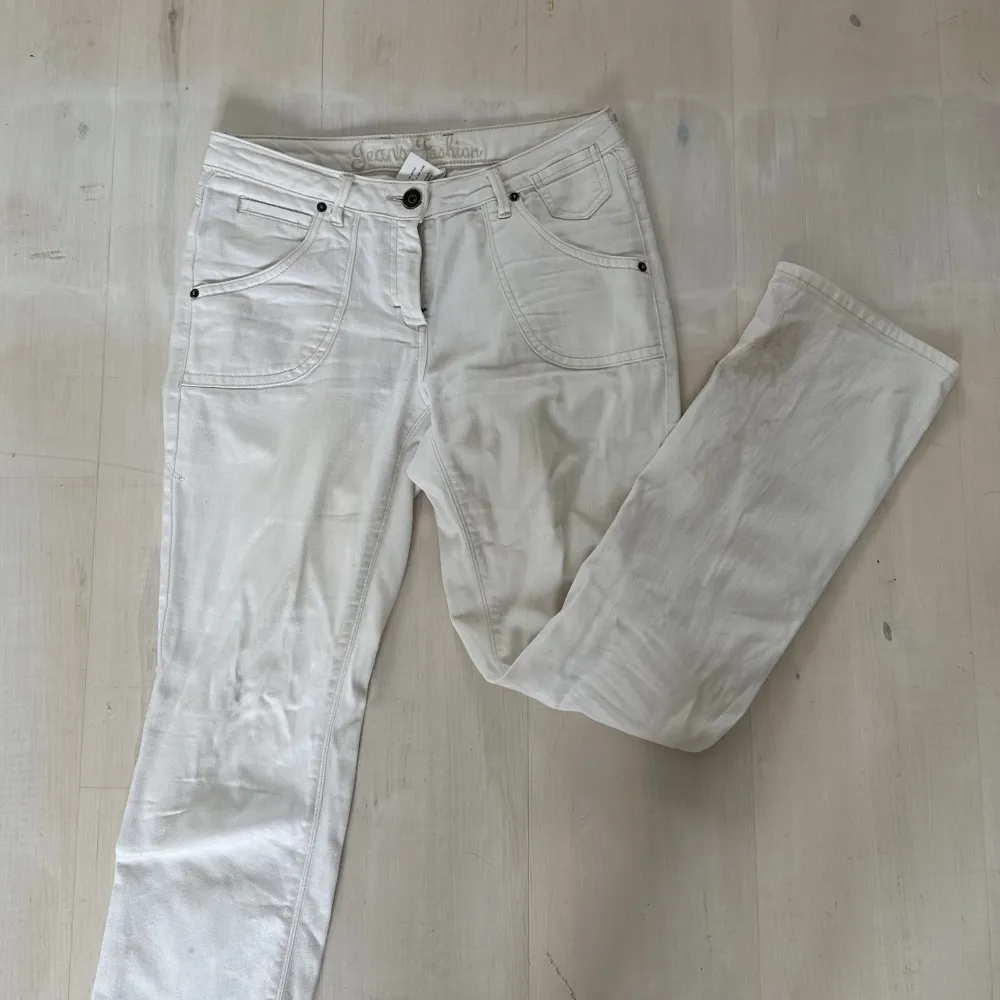 Super snygga vita klassiska jeans! Jag brukar ha storlek 36/38 och är 170 cm lång!🤍. Jeans & Byxor.