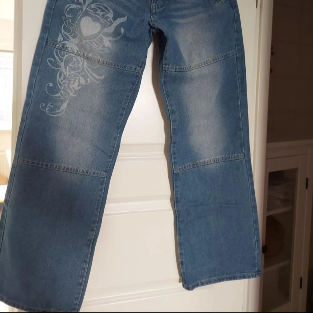 Oanvända jeans med heartpattern, ny pris var ungefär 300  Är lowraise. Jeans & Byxor.