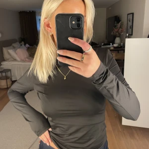 Topp - Topp från Vero Moda som går att ha åt båda hållen, svin skönt material!!