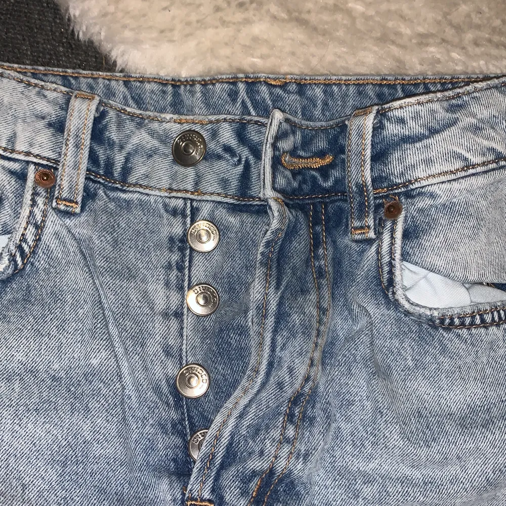 Fina håliga jeans från H&M. Jeans & Byxor.