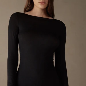 Intimissimi tröja - Säljer min svarta Intimissimi tröja då den inte kommer till användning. Har använt den ett fåtal gånger och är i mycket bra skick.  Skriv privat för egna bilder💞