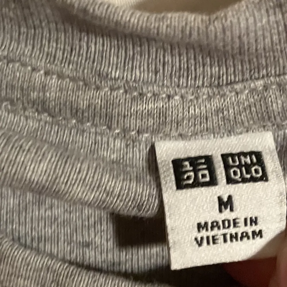 En grå tröja från uniqlo. Använd två gånger så den är fortfarande nyskick. Köpt i japan och därför lite liten i storleken, sitter ungefär som s. Den är dock stretchig. Väldigt bra kvalitet.. T-shirts.