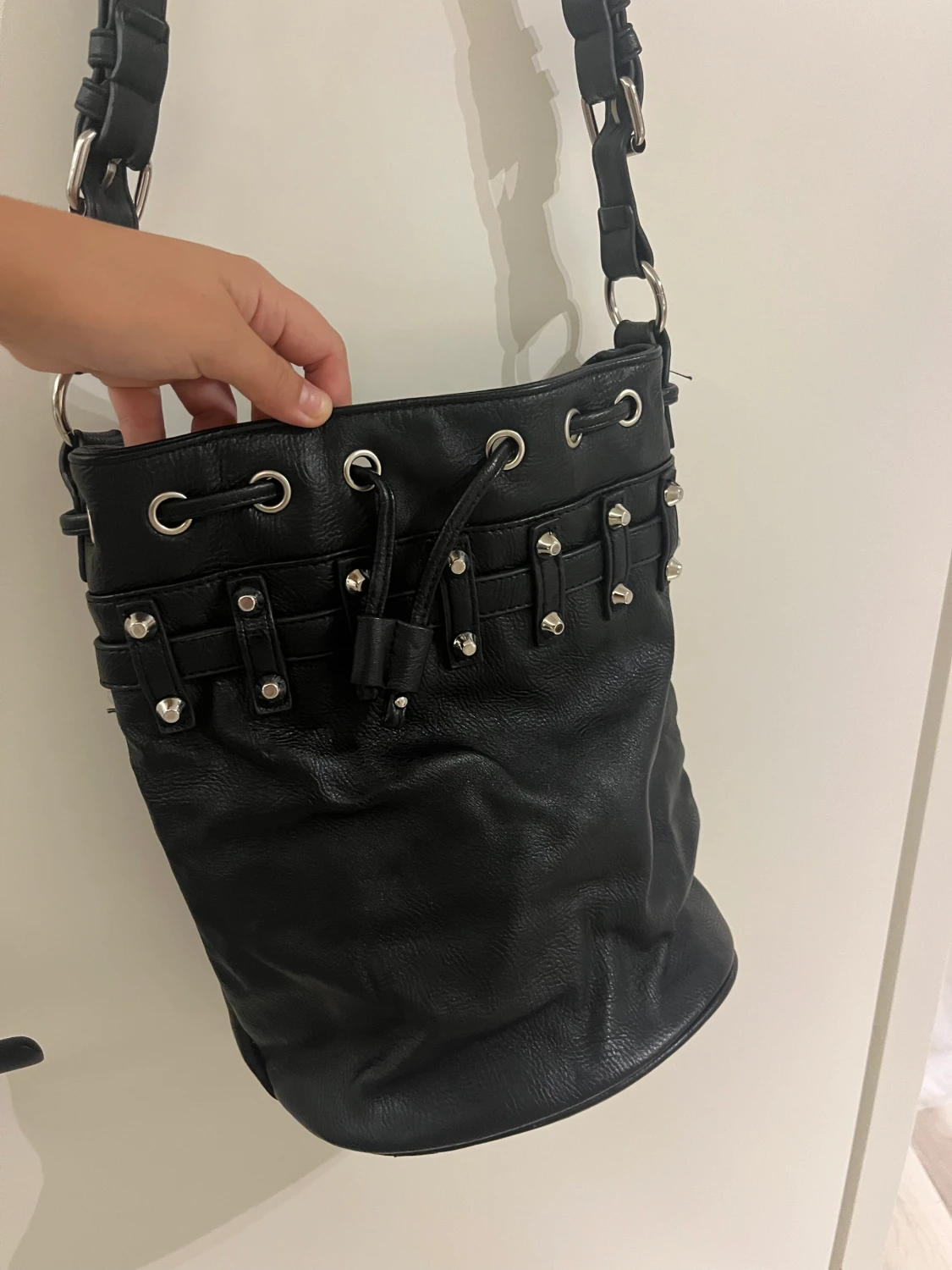 Väska med nitar på - 90