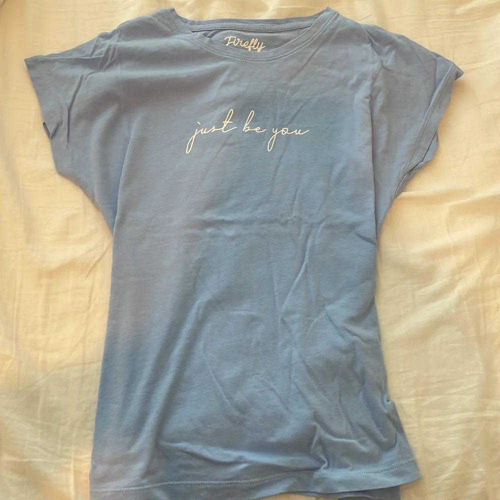Ljusblå t-Shirt med texten ”just be you”. Den är använd 1-2 ggr. Den är bara lite skrynklig efter att ha suttit orörd i garderoben ett tag (går bort i tvätten)💗💗⚡️. T-shirts.