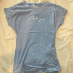 Ljusblå t-Shirt med texten ”just be you”. Den är använd 1-2 ggr. Den är bara lite skrynklig efter att ha suttit orörd i garderoben ett tag (går bort i tvätten)💗💗⚡️