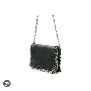 Tiamo Pricilla väska - Fin väska från tiamo med kedja, i fint skick😚 