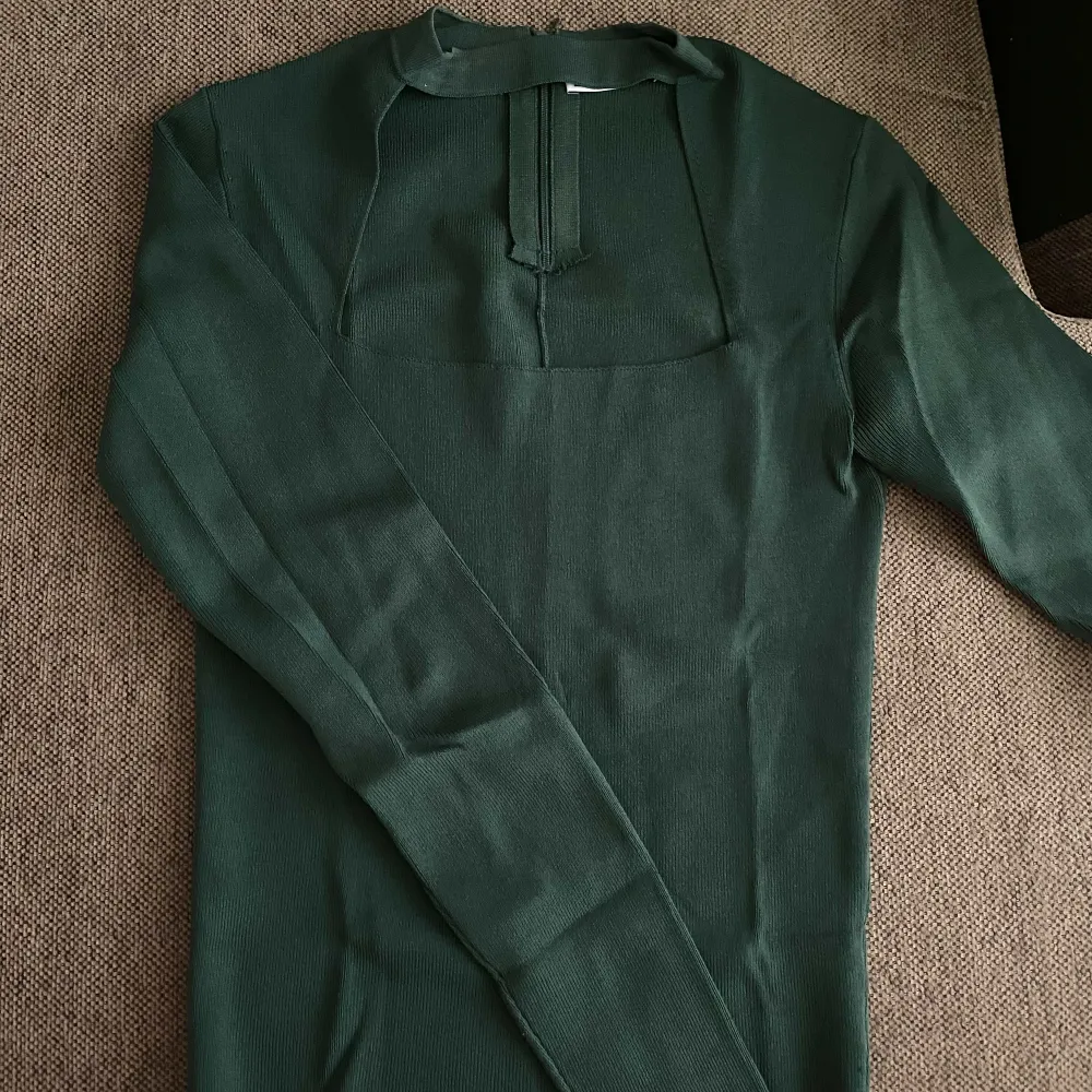 En grön långärmad tröja med detalj fran från Zara. Storlek M.. Toppar.