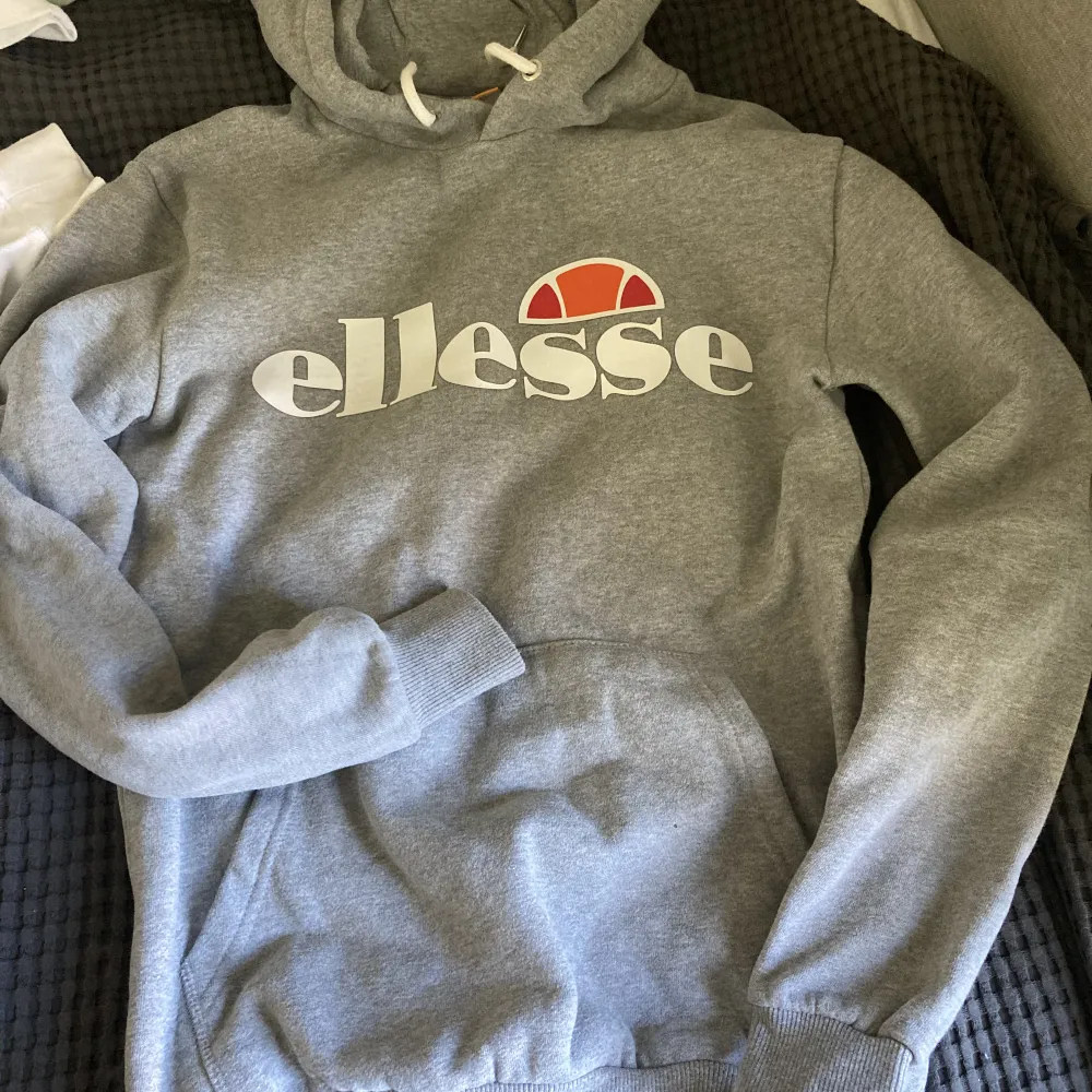 Ellesse hoodie strl xs som har ett hål i armhålan som går att laga. Hoodies.