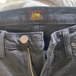 Säljer ett par lee jeans som är nästan helt oanvända då dom är försmå storleken är W28 och L32 men skulle säga dom är som 26 typ⚡️🤍