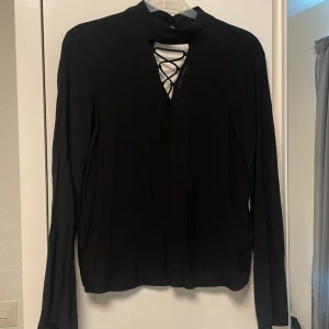 H&M divided - långärmad blus - Långärmad blus i storlek 36, från H&M divided. Den har 3 knäppar bakom nacken, men en av knäpparna saknas (köpte den så). Men det finns en extra knäpp i blusen👍🏼