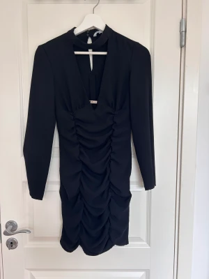 Klänning från zara  - Kroppsnära klänning från zara Endast använd en gång  Stl xs