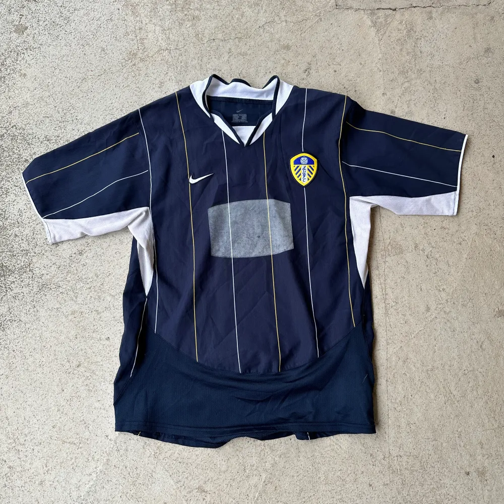 Vintage Nike Leeds football shirt Unique vintage piece  Size M and in very good vintage condition   #nike #vintage #footballshirt  . T-shirts.