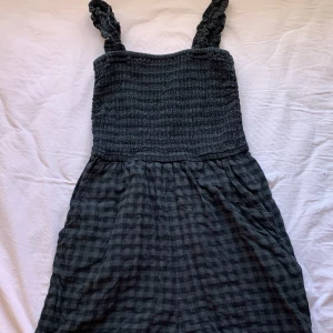 svart/grå rutig onepiece shorts+topp - rutig onepiece med shorts, sitter jättefint, OCH har fickor!?! den är grå-svart rutig, jätteskön, skriv för fler bilder