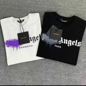 Palm Angels t-shirts - Svart/vit Palm Angels t-shirts, dem är i bra skick och har topp kvalité. 799kr st men om ni tar båda blir de 1149kr