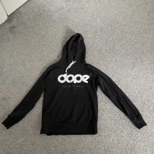 Dope hoodie - Dope hoodie i använt skick, lite urtvättad men inga defekter. 