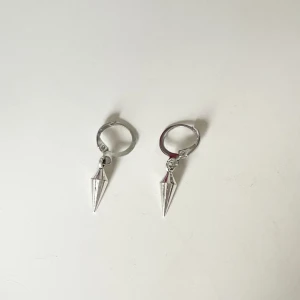 Trendiga örhängen  - Jättesnygga trendiga örhängen, perfekta nu under sommaren🌟 