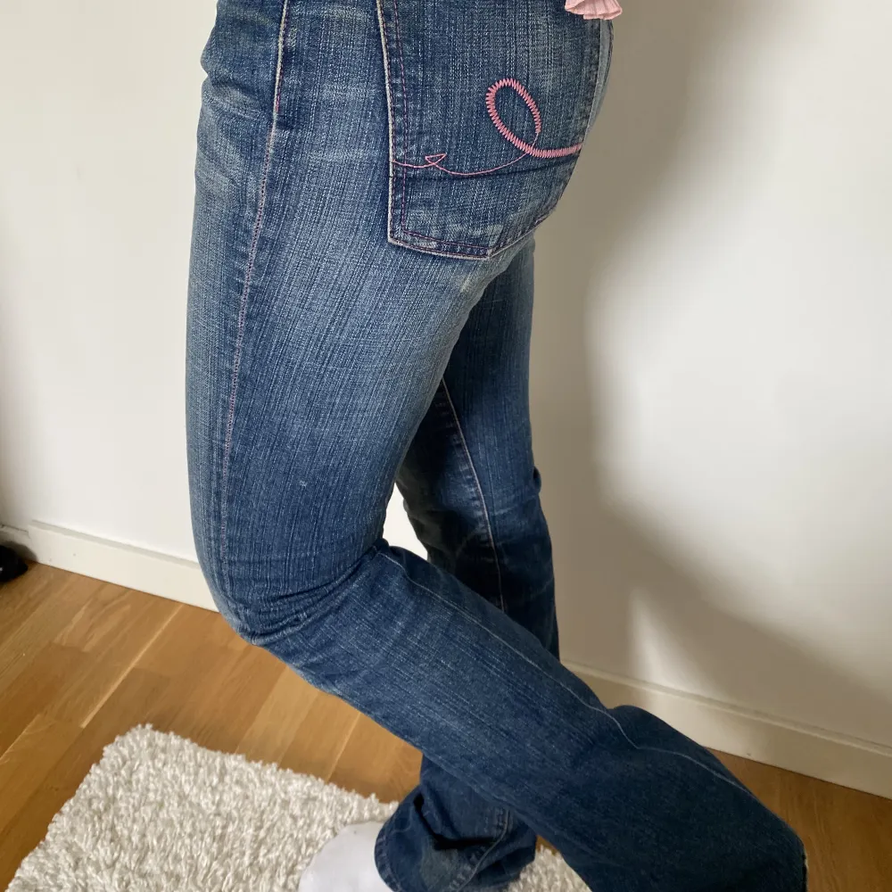 jeans från 7 for all mankind 😍😍😍det står inte vilken storlek men tjejen på bilder brukar ha 36/M i jeans, den har en liten defekt mellan benen be om bild!. Jeans & Byxor.