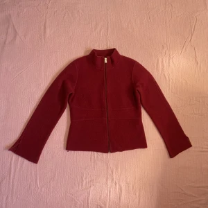 Tröja - Superfin ull-tröja! Sitter superfint på och är en jättefin färg🩷Möts gärna upp men kan även frakta (frakten kostar 66kr)🌸